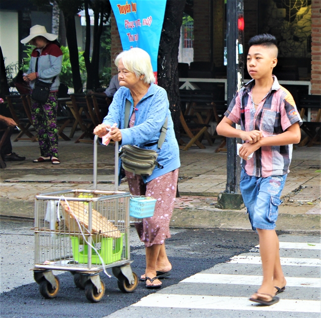 Ba lao 75 tuoi 20 nam ban ve so le duong Sai Gon nuoi chau tan tat