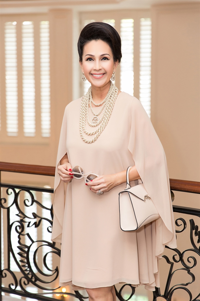 My nhan Viet do sac trong trang phuc thanh lich