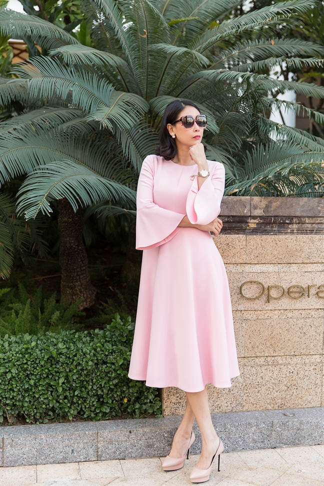 My nhan Viet do sac trong trang phuc thanh lich