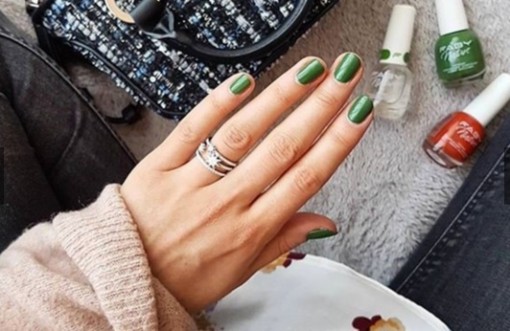 Làm dịu cái nóng gần 40 độ của Sài Gòn bằng mẫu nail sắc xanh tươi mát