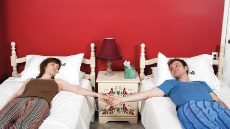 Vợ chồng ngủ riêng, nên có lịch 'chăn gối'