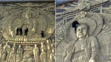 Du khách Trung Quốc thản nhiên trèo lên bức phù điêu 1.000 năm tuổi