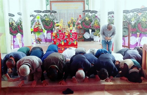41 người Hàn Quốc quỳ gối xin lỗi dân làng Hà My