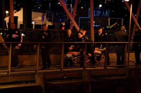 Khoảnh khắc trực thăng rơi xuống sông ở New York, khiến 2 người thiệt mạng