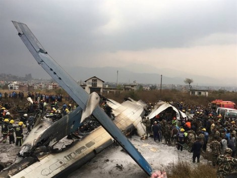 Máy bay Bangladesh vỡ vụn và cháy đen khi rơi xuống sân bay Nepal