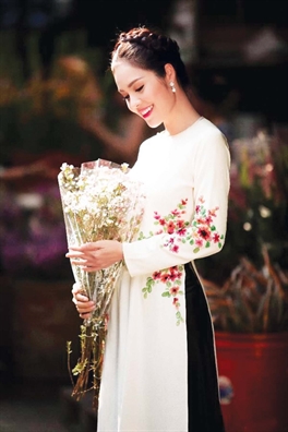 Ao dai theu: mau hoa ben bi cung thoi gian