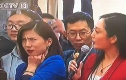 Chỉ một cú đảo mắt, nữ phóng viên làm dậy sóng mạng xã hội Trung Quốc