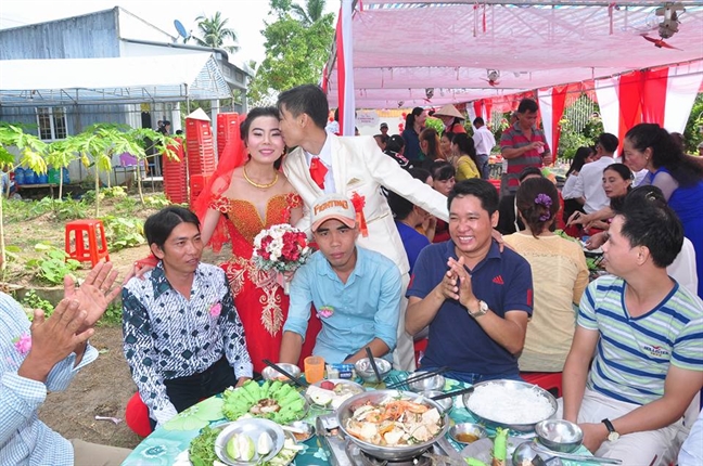 'Em nhó anh nhièu lám, chua bao giò tui minh xa nhau lau nhu vạy, chong oi'