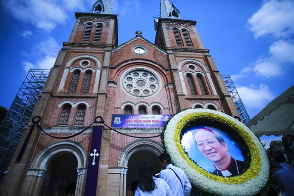 Dong nguoi thanh kinh den vieng Tong giam muc Phao lo Bui Van Doc tai nha tho Duc Ba