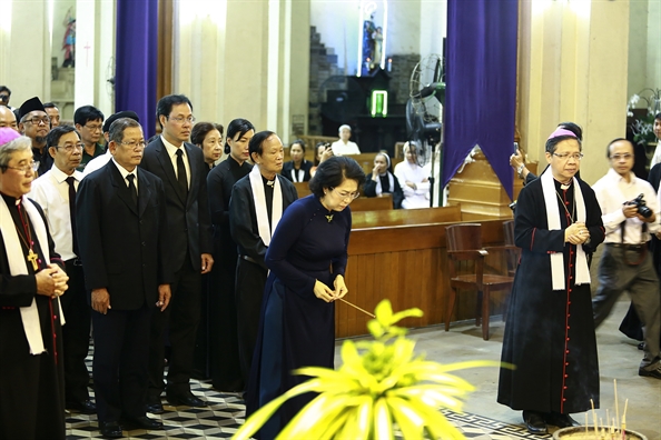 Dong nguoi thanh kinh den vieng Tong giam muc Phao lo Bui Van Doc tai nha tho Duc Ba