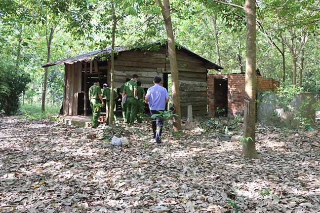 Vu be 4 tuoi bi cuong hiep roi nem xuong gieng: ‘Toi vua quay vao nha, no be chau toi len xe roi tang ga bo chay’