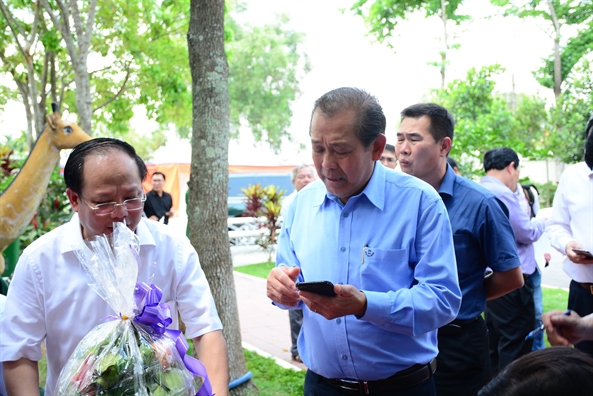 Nguoi dan ngam ngui den vieng co Thu tuong Phan Van Khai