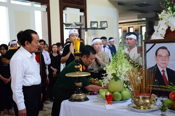 Nguoi dan ngam ngui den vieng co Thu tuong Phan Van Khai