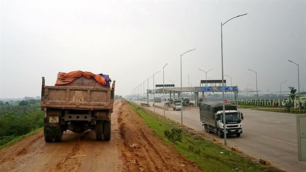 Phan doi BOT Tam Nong, oto tai pha nat duong de, nguoi dan ngop tho vi ‘bao’ bui