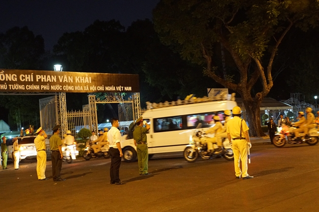 Hang nghin nguoi dan cho nhieu gio de tien biet co Thu tuong Phan Van Khai