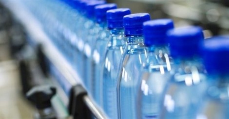 Lo ngại nước đóng chai nhiễm hạt nhựa siêu nhỏ