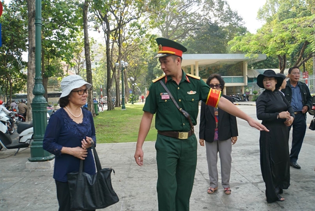 Cac doan ngoai giao, nguoi dan den vieng co Thu tuong Phan Van Khai trong ngay Quoc tang