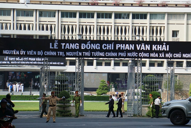 To chuc xe buyt dua nguoi dan vieng le tang co Thu tuong Phan Van Khai