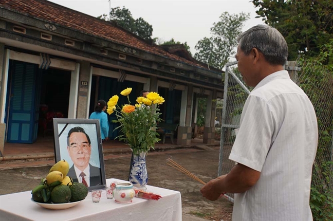 Nguoi dan Cu Chi lap ban tho tien biet co Thu tuong Phan Van Khai