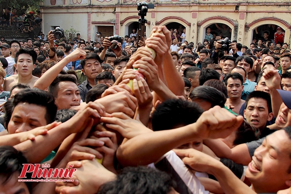 Trai lang Ha Noi hon loan tranh cuop bong trong le hoi de mong sinh con trai