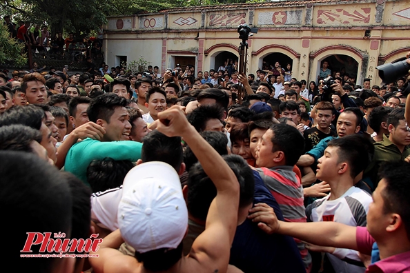 Trai lang Ha Noi hon loan tranh cuop bong trong le hoi de mong sinh con trai