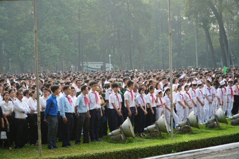 Học sinh TP.HCM tiễn đưa cố Thủ tướng Phan Văn Khải bằng hoa hồng trắng