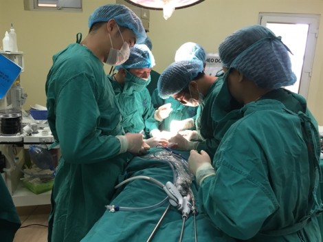 Lần đầu tiên Việt Nam phẫu thuật thành công u tuyến giáp qua đường miệng