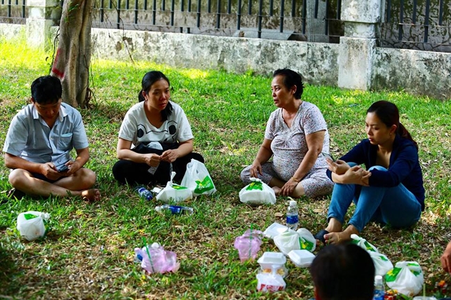 Nguoi dan chung cu Carina met moi ngu ngoai troi sau vu chay kinh hoang