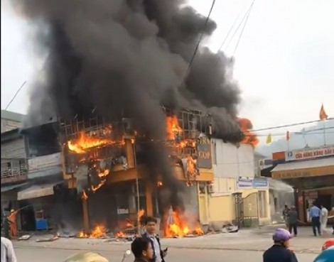 Hỏa hoạn thiêu trụi cửa hàng điện tử ngay cạnh cây xăng