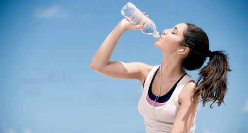 Mùa nóng: Bổ sung nước không đúng cách, coi chừng rước bệnh