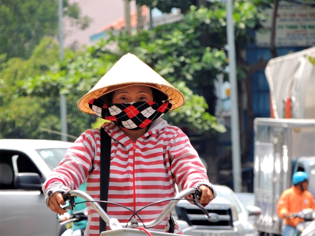 Sai Gon nong 40 do, phu nu ra duong quan kin nhu di giua mua dong