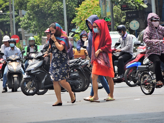 Sai Gon nong 40 do, phu nu ra duong quan kin nhu di giua mua dong