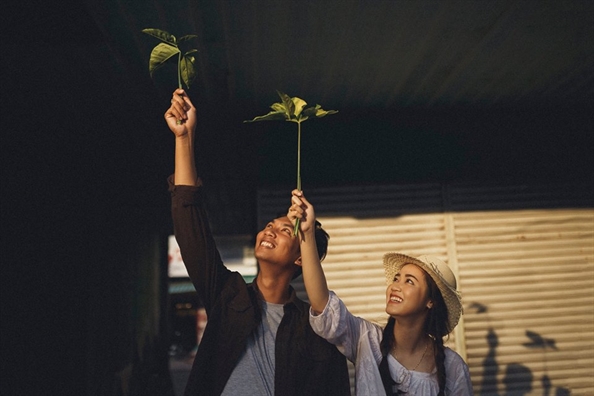 Bo anh day cam xuc, em dem nhu mot ban tinh ca cua cap doi yeu nhau tu cai nhin dau tien