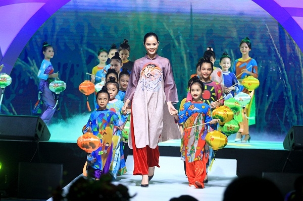 Le hoi Ao dai 2018 khep lai voi nhung con so an tuong