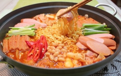 Ăn một gói mì tôm bằng lượng muối khuyến cáo sử dụng trong cả ngày