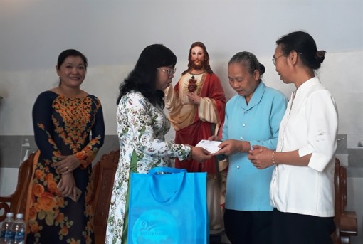 Lãnh đạo Hội LHPN TP.HCM thăm các dòng tu nhân lễ Phục sinh