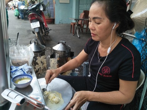 Bánh cuốn ngọt Campuchia không bảng hiệu, bán 1.000 cuốn/ngày