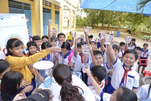MC Phan Anh cùng Hội chữ thập đỏ Việt Nam tặng nước uống sạch cho trẻ em