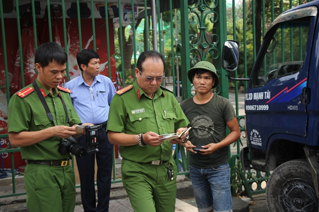 Pho Chu tich quan 1 Doan Ngoc Hai chay bo duoi bat xe tai di nguoc chieu o trung tam Sai Gon