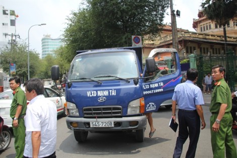 Phó Chủ tịch quận 1 Đoàn Ngọc Hải chạy bộ đuổi bắt xe tải đi ngược chiều ở trung tâm Sài Gòn
