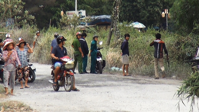 Tram nguoi vay dot bai lau say bat cuop xe may o Binh Chanh