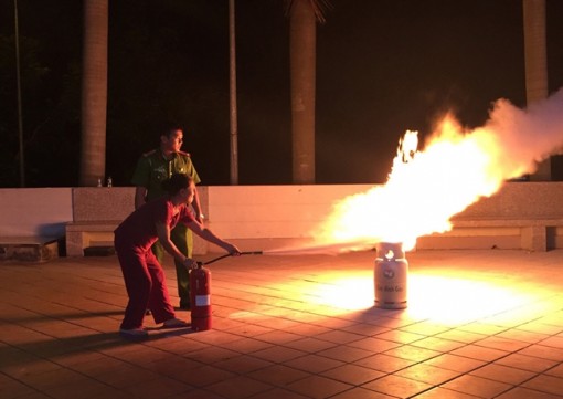 Giúp dân phòng, chống giặc lửa