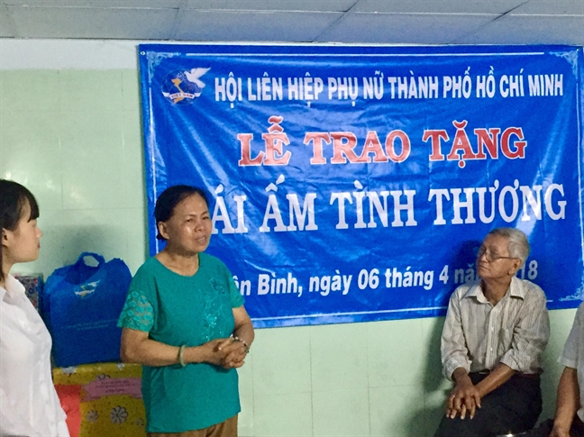 Q.Tan Binh: Trao tang mai am tinh thuong