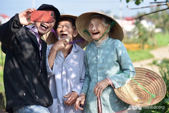 Bao nuoc ngoai nguong mo cap vo chong gia trong rau sach cho Hoi An