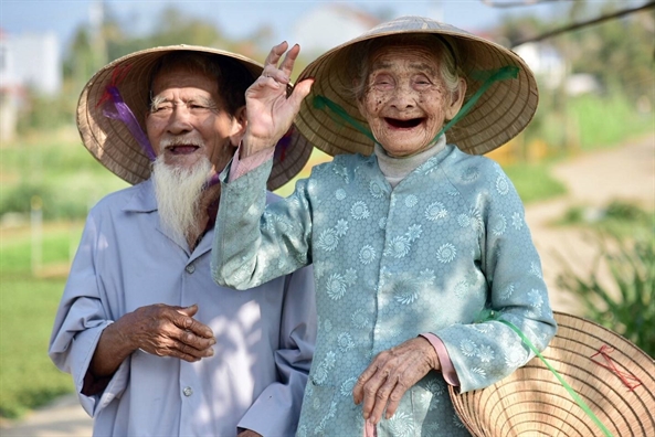 Bao nuoc ngoai nguong mo cap vo chong gia trong rau sach cho Hoi An