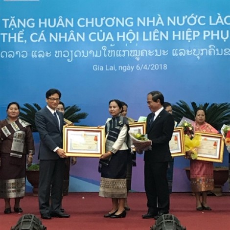 Trao tặng huân chương cho các tập thể, cá nhân Hội LHPN Việt Nam - Lào