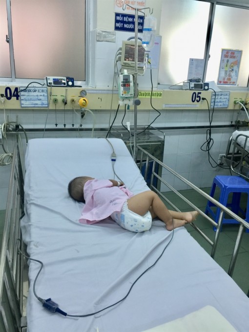 Uống nhầm thuốc an thần, bé trai ngủ mê mệt trong khoa cấp cứu