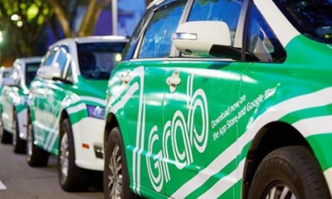 Uber mới tắt ứng dụng 2 ngày, Grab đã tính thêm phụ phí giá linh hoạt