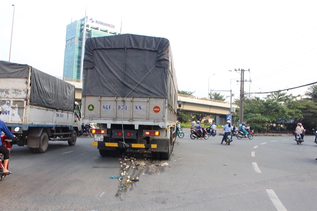 Nguoi phu nu chet tham khi bi xe tai 'hung than' cuon vao gam o nga tu 'tu than'