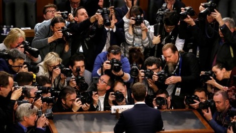 Nhìn thần thái Mark Zuckerberg, bắt hình dong Facebook